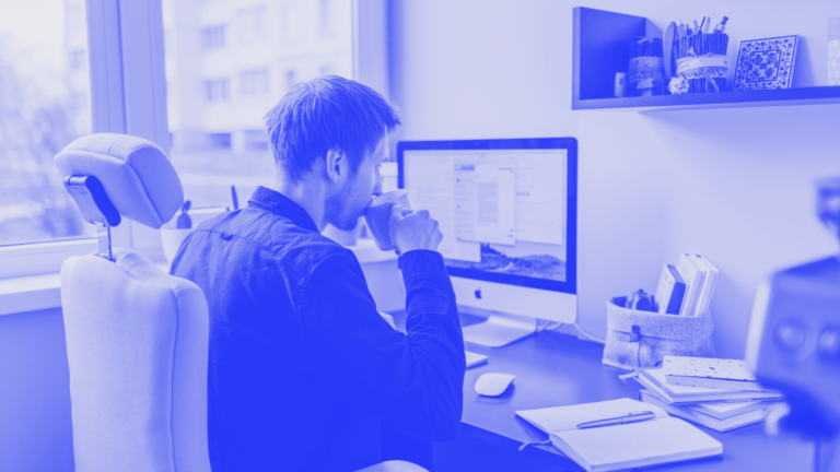 Člověk probírá hypotéky a regulace ČNB pro rok 2026.